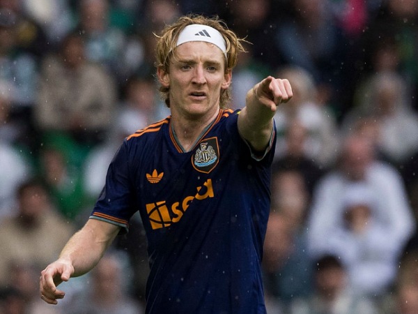 Anthony Gordon Tegaskan Tak Ingin Kenakan Nomor 9 di Newcastle